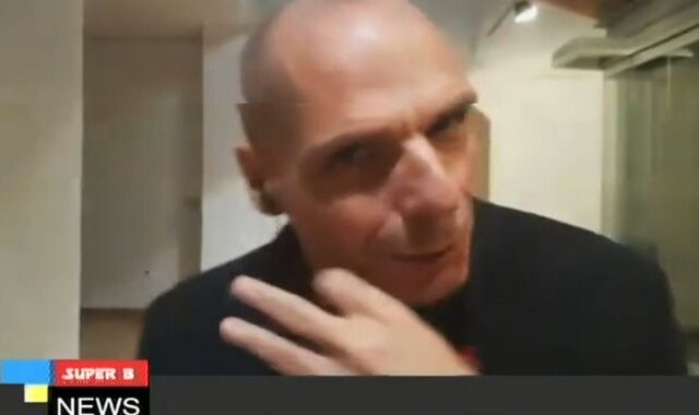 Επεισοδιακή συνέντευξη: Ο Βαρουφάκης πέταξε τα μικρόφωνα και έφυγε από εκπομπή