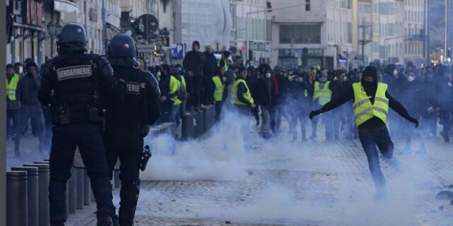 Κίτρινα Γιλέκα: Εικόνες χάους στο Παρίσι- Μάχες σώμα με σώμα  και σκληρές συγκρούσεις διαδηλωτών με αστυνομικούς