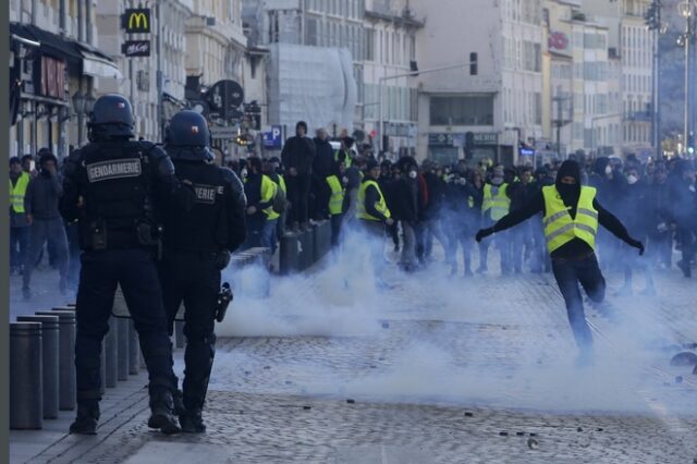 Κίτρινα Γιλέκα: Εικόνες χάους στο Παρίσι- Μάχες σώμα με σώμα  και σκληρές συγκρούσεις διαδηλωτών με αστυνομικούς