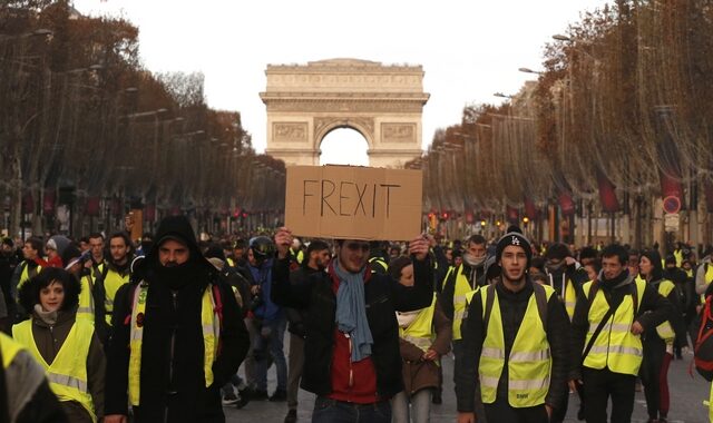 Στενό γιλέκο για τον Μακρόν