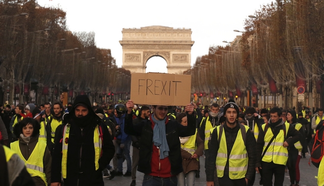 Στενό γιλέκο για τον Μακρόν