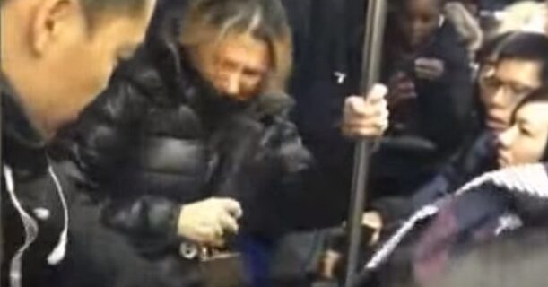 Ωμή ρατσιστική βία στο μετρό της Νέας Υόρκης – Συνελήφθη η δράστης