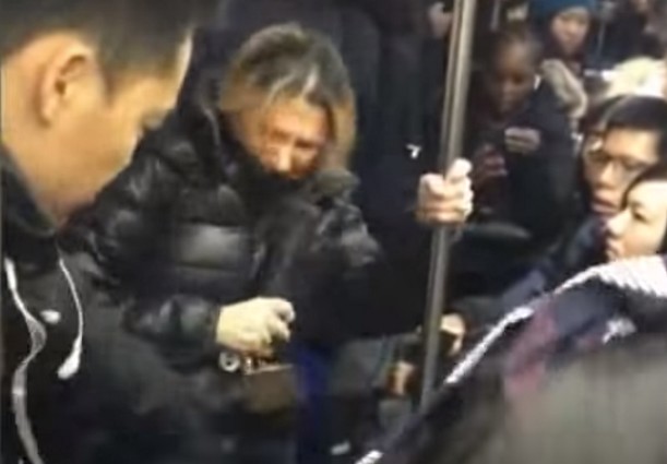 Ωμή ρατσιστική βία στο μετρό της Νέας Υόρκης – Συνελήφθη η δράστης