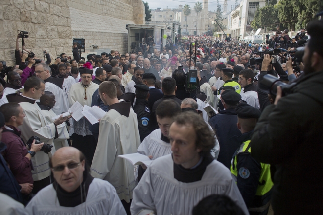 Χιλιάδες πιστοί συρρέουν στη Βηθλεέμ για να γιορτάσουν τα Χριστούγεννα