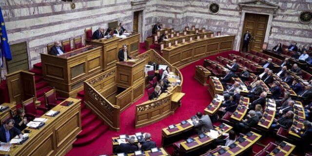 LIVE η ψήφιση της κατάργησης των διατάξεων για μειώσεις συντάξεων