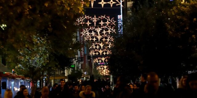 Εορταστικό ωράριο: Τι ώρα κλείνουν Σάββατο και Κυριακή τα καταστήματα