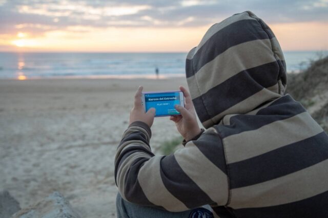 Έφηβοι παριστάνουν τους εμπόρους ναρκωτικών σε αμφιλεγόμενο παιχνίδι για κινητά