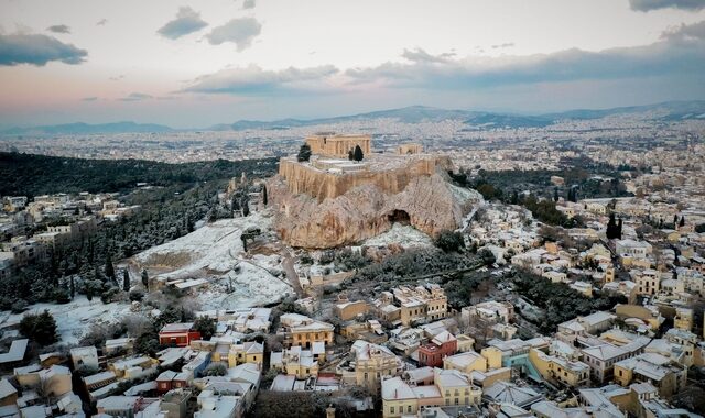 Κακοκαιρία “Τηλέμαχος”: Μαγευτικές εικόνες από τη χιονισμένη Ακρόπολη