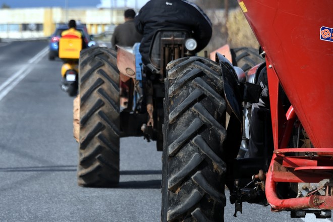 Απέκλεισαν τον κόμβο του Πλατυκάμπου οι αγρότες του μπλόκου της Νίκαιας