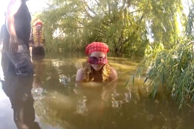 Βίντεο: Φιλούν αλιγάτορες έχοντας καλυμμένα τα μάτια τους