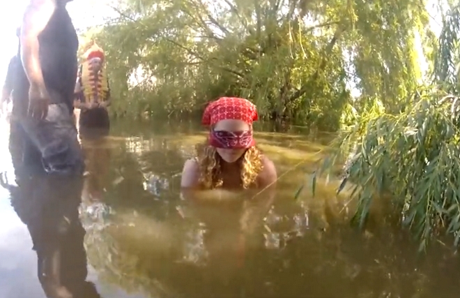 Βίντεο: Φιλούν αλιγάτορες έχοντας καλυμμένα τα μάτια τους