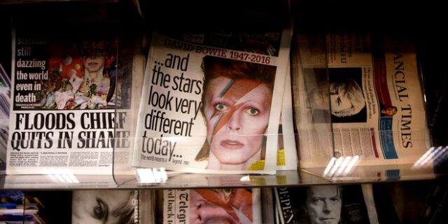 Γιατί ο Ντέιβιντ Μπόουι κουβαλούσε ελληνική εφημερίδα