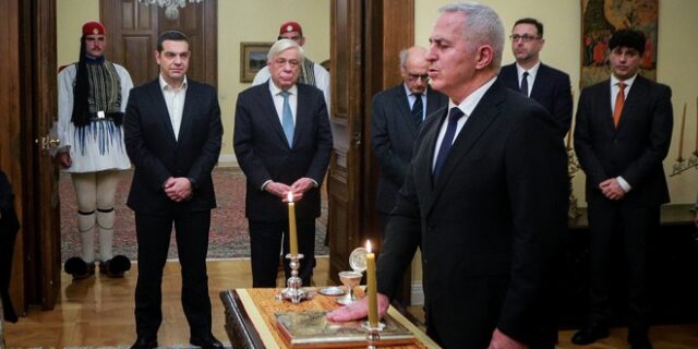 Άγρια κόντρα Τσίπρα-Μητσοτάκη για τον Αποστολάκη με αναφορές στη Χούντα