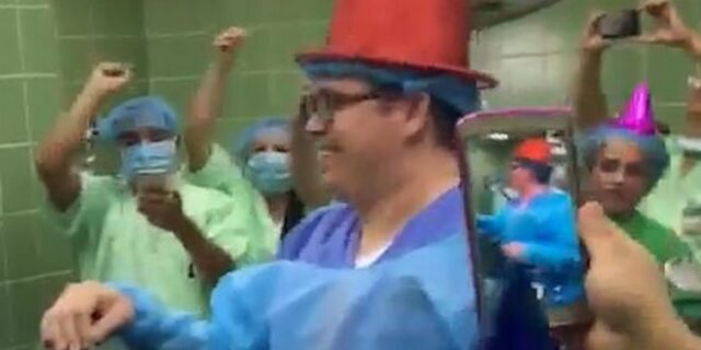 Το πρώτο μωρό του 2019: Η μέλλουσα μαμά σφαδάζει και οι γιατροί κάνουν πάρτι