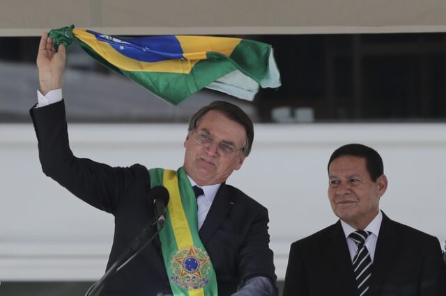 Βραζιλία: Ο Μπολσονάρο υπέγραψε το διάταγμα που “μοιράζει” όπλα