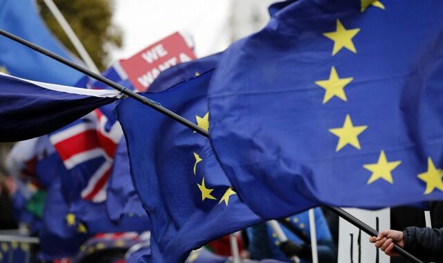Brexit: Ξεκινούν οι αιτήσεις “μόνιμης κατοικίας” μέσω κινητού τηλεφώνου για τους Ευρωπαίους πολίτες