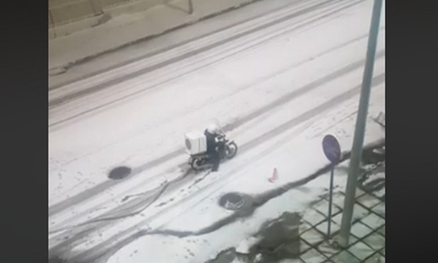 Θεσσαλονίκη: Στέλνουν διανομείς μέσα στα χιόνια για να πάνε τις παραγγελίες