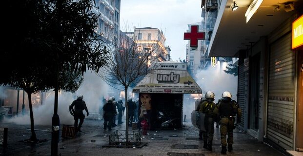 Επεισόδια στο συλλαλητήριο: “Του έβγαλαν με τη βία το κράνος για να τον χτυπήσουν”