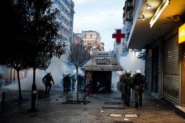 Επεισόδια στο συλλαλητήριο: “Του έβγαλαν με τη βία το κράνος για να τον χτυπήσουν”