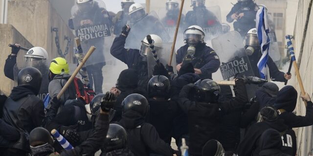 Η “ασόβαρη” Χρυσή Αυγή και το μαξιλαράκι της εξουσίας