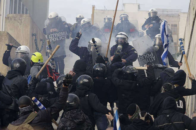 Η “ασόβαρη” Χρυσή Αυγή και το μαξιλαράκι της εξουσίας