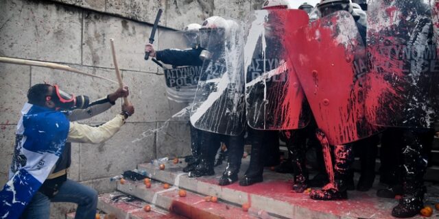 Συλλαλητήριο για το Μακεδονικό: Καρέ καρέ τα επεισόδια – Στα χέρια ΜΑΤ και διαδηλωτές