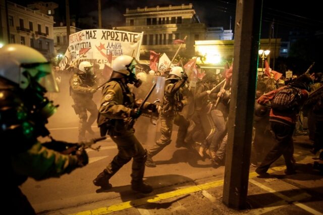 Επίσκεψη Μέρκελ: Μικροεπεισόδια ΜΑΤ- διαδηλωτών στο κέντρο της Αθήνας