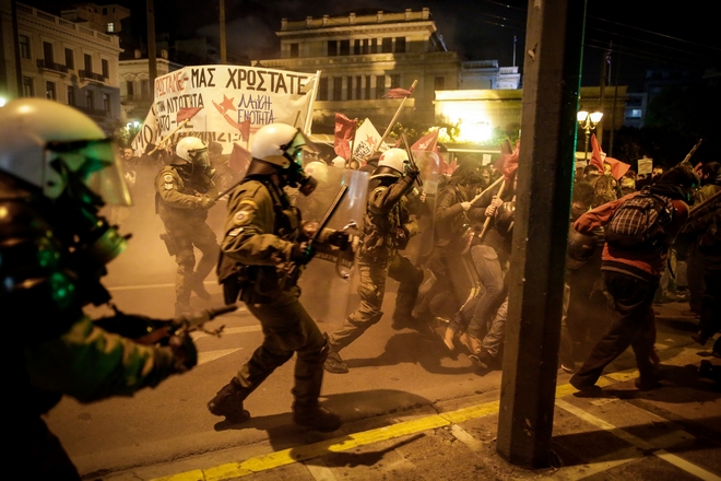 Επίσκεψη Μέρκελ: Μικροεπεισόδια ΜΑΤ- διαδηλωτών στο κέντρο της Αθήνας