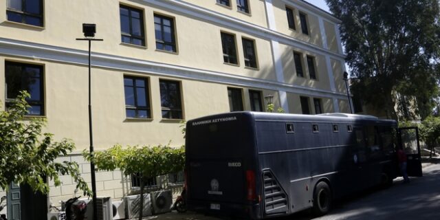 Παραδόθηκε ο δραπέτης από τα δικαστήρια της Ευελπίδων