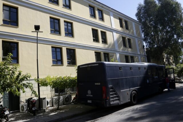 Ρομά έσπρωξαν αστυνομικούς στα δικαστήρια και απελευθέρωσαν κρατούμενο για κλοπές