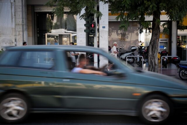 “Πρωταθλητές” στην παραβίαση ερυθρού σηματοδότη οι Θεσσαλονικείς και οι Αθηναίοι