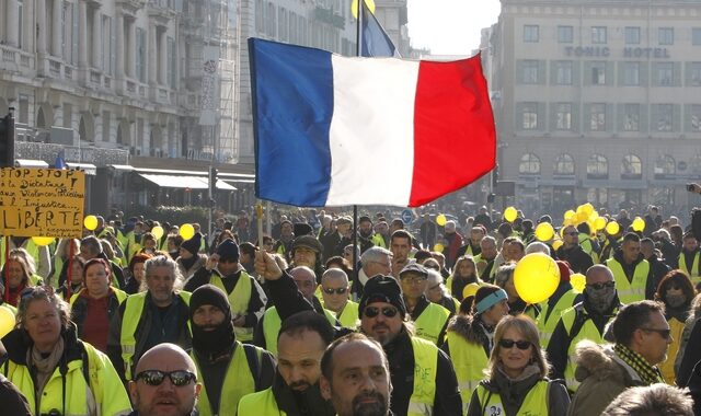 Γάλλος κυβερνητικός εκπρόσωπος για “Κίτρινα γιλέκα”: Ταραχοποιοί που θέλουν την ανατροπή της κυβέρνησης