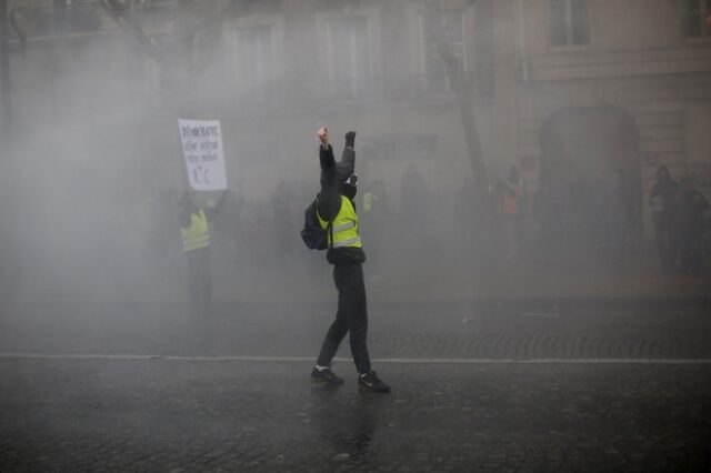 Συγκρούσεις στο Παρίσι στην 10η κινητοποίηση των “κίτρινων γιλέκων”