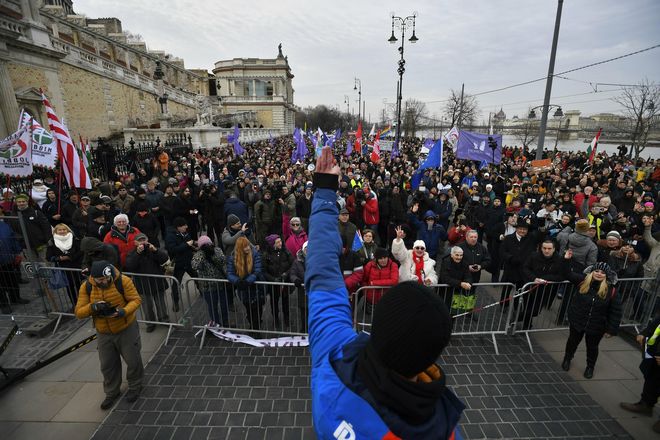 “Αρκετά πια”: Οι Ούγγροι διαδηλώνουν κατά του Όρμπαν