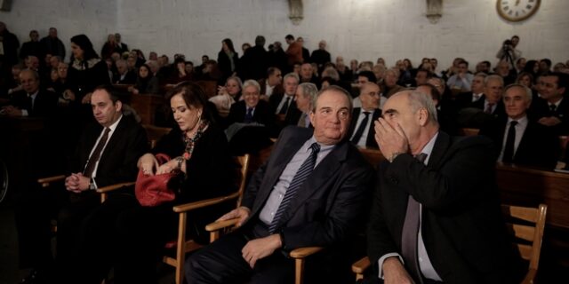 Το Βουκουρέστι, ο Καραμανλής, τα “φαντάσματα” και το “Over my dead body”