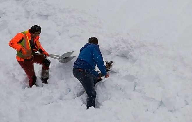 Ηρωϊκή προσπάθεια εργατών να απεγκλωβίσουν κατσίκα από το χιόνι