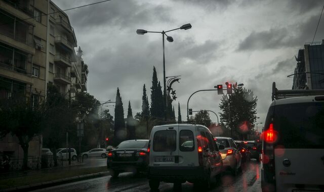 Κίνηση στους δρόμους: Κυκλοφοριακό κομφούζιο στην Αθήνα λόγω της κακοκαιρίας