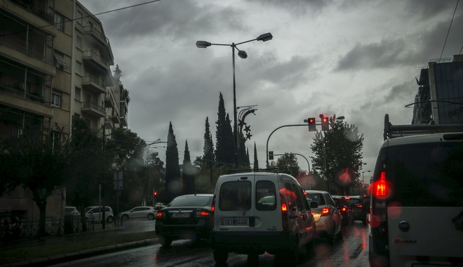 Κίνηση στους δρόμους: Κυκλοφοριακό κομφούζιο στην Αθήνα λόγω της κακοκαιρίας