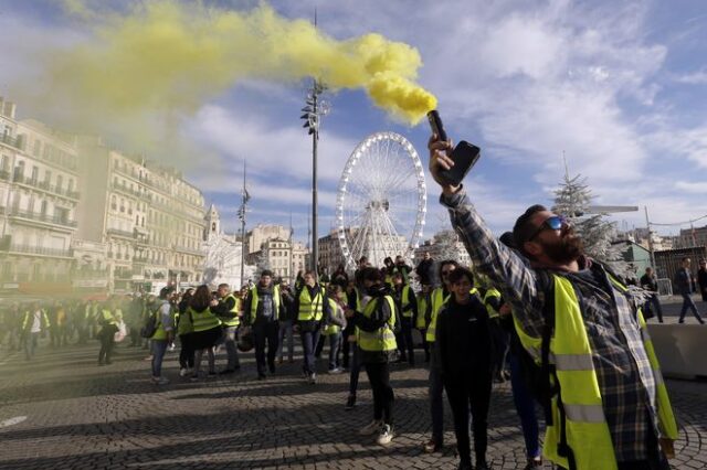 Τα “Κίτρινα Γιλέκα” κατεβαίνουν ξανά σήμερα στους δρόμους της Γαλλίας