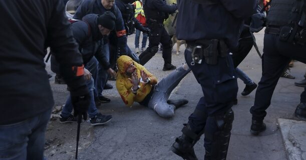 Αυξάνεται ο αριθμός των σοβαρά τραυματιών στα “κίτρινα γιλέκα”