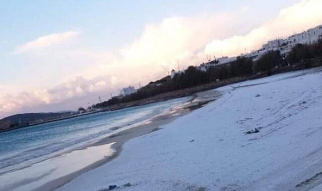 Κακοκαιρία: Χιόνι μέχρι και στο Κουφονήσι – Η τιρκουάζ παραλία έγινε λευκή