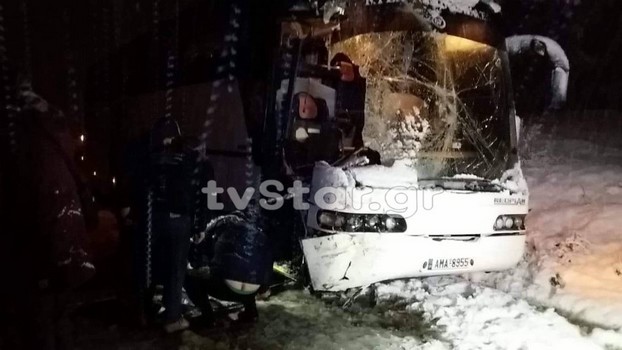Παραλίγο δυστύχημα: Λεωφορείο του ΚΤΕΛ συγκρούστηκε με αλατιέρα