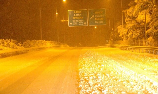 Κακοκαιρία: Σφοδρή χιονόπτωση στη Φθιώτιδα – Έκκληση των Αρχών να μην κινούνται οχήματα επί της ΠΑΘΕ