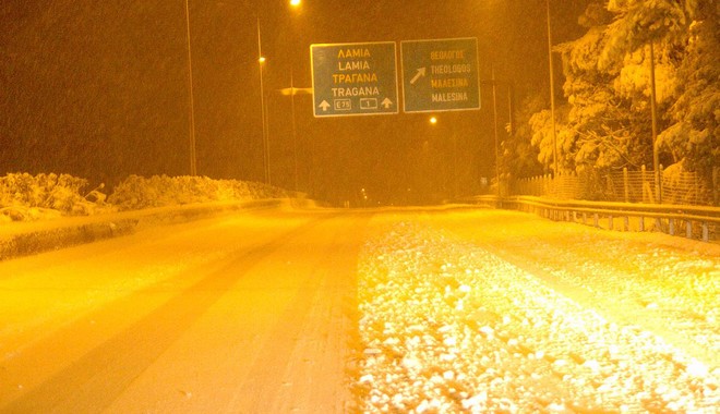 Κακοκαιρία: Σφοδρή χιονόπτωση στη Φθιώτιδα – Έκκληση των Αρχών να μην κινούνται οχήματα επί της ΠΑΘΕ