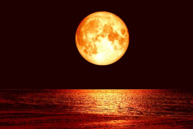 Ματωμένο Φεγγάρι απόψε: Τι ώρα θα δούμε το τριπλό σεληνιακό υπερθέαμα