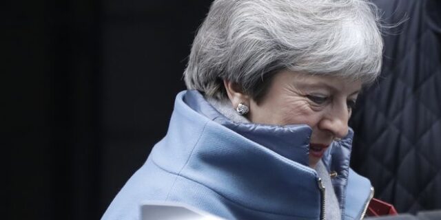 Μέι: Η παράταση δεν αίρει τον κίνδυνο Brexit χωρίς συμφωνία