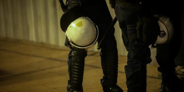 Πέτρες δέχτηκαν αστυνομικοί που πραγματοποιούσαν ελέγχους έξω από την ΑΣΟΕΕ