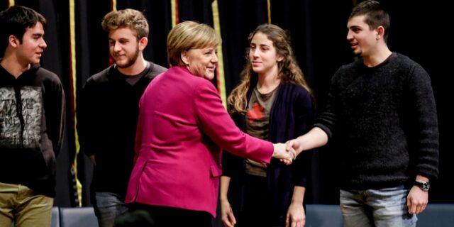 Η Μέρκελ στη Γερμανική Σχολή: Μαθητές την είπαν “πρότυπο” αλλά αυτή το αρνήθηκε