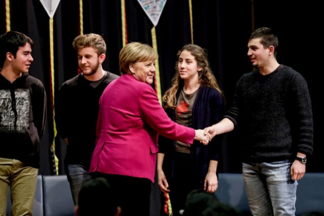 Η Μέρκελ στη Γερμανική Σχολή: Μαθητές την είπαν “πρότυπο” αλλά αυτή το αρνήθηκε