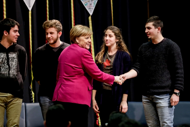 Η Μέρκελ στη Γερμανική Σχολή: Μαθητές την είπαν “πρότυπο” αλλά αυτή το αρνήθηκε